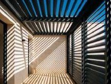 Lames orientables projetant des ombres