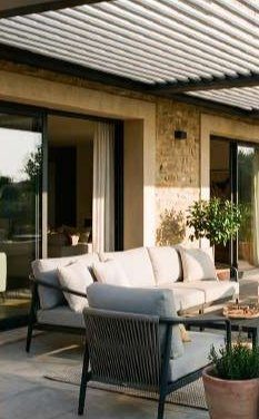 Terrasse aménagée sous une pergola aluminium