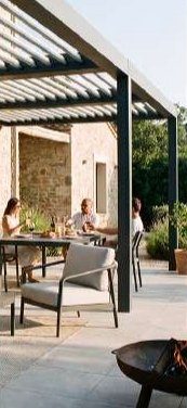 Repas en extérieur sous une pergola à lames