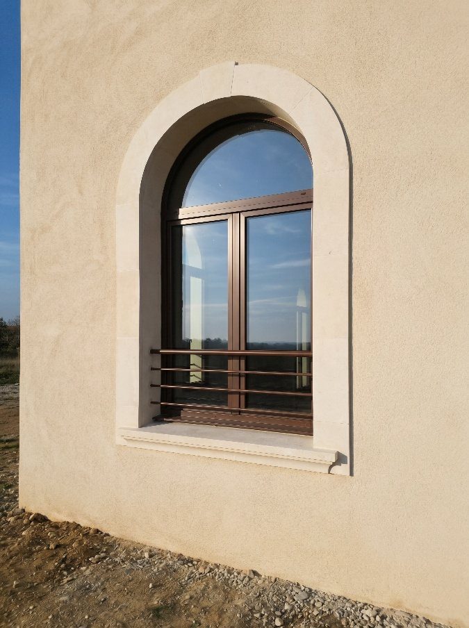 Fenêtre cintrée aluminium posée sur une bastide à Velaux